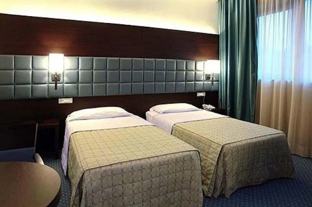 Guglielmotel Brembate 4*,  Italien